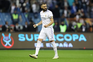 Con las 35 velas recién sopladas, Benzema ha vivido un 2022 extrañísimo. Todo éxitos durante gran parte del mismo, el ocaso del año ha sido para olvidar. Pero ello no emborrona el sensacional rendimiento del flamante Balón de Oro, tras sus 44 goles y 15 asistencias que llevaron al Madrid en volandas hacia el doblete Liga y Champions. Con el cambio de curso, aparecieron los problemas (se ha perdido 9 partidos y medio, que ha dejado en 8 goles en 12 encuentros su bagaje), la ‘fatiga muscular’ y el revés definitivo cuando Deschamps, auspiciado por una lesión leve, le dio la espalda en Qatar. El galardón dorado, al contrario que Modric en 2018, no le asegura la extensión contractual automática y habrá que sentarse a la mesa. No obstante, en el club blanco entienden que los tropezones finales no han sido más que accidentes y no cambia la idea con respecto a su continuidad. En el Madrid siguen queriendo contar con Karim. Al menos, hasta 2024, cuando llegará Endrick y la opción Haaland tome fuerza...
