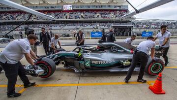 SUKI027. Austin (United States), 21/10/2018.- British Formula One driver Lewis Hamilton of Mercedes AMG GP in pit stop during the third practice session at the Circuit of the Americas, in Austin, Texas, USA, 20 October 2018. The United States Formula One Grand Prix takes place on 21 October 2018. (F&oacute;rmula Uno, Estados Unidos) EFE/EPA/SRDJAN SUKI