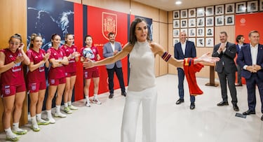 La Reina ha realizado un discurso muy emotivo y especial, deseando suerte a las futbolistas ante la disputa del Mundial. Doña Letizia les ha emplazado a luchar por sus objetivos y les ha recordado que toda España estará apoyando desde la distancia.
