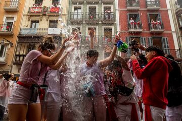 Numerosas personas disfrutan de la fiesta de San Fermín 2022 por las calles de Pamplona tras dos años sin celebrarse.