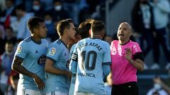 Iago Aspas, Kevin, Nolito, Denis y Murillo protestan al colegiado Gonz&aacute;lez Fuertes.