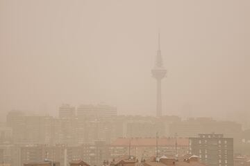 Madrid se ha despertado con un fenómeno meteorológico inusual generado por una elevada cantidad de polvo en suspensión proveniente del Sáhara. Un fenómeno que ha provocado una disminución en la calidad del aire así como arena en las calles, un cielo de tonos rojizos y subida de temperaturas. La situación estará extendida por toda la península durante el día de hoy.