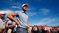 Stenson inconvenienced as shot goes down the toilet