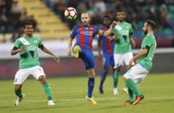 




Goals from Luiz Suarez, Lionel Messi and Neymar helped Barcelona beat Saudi champions Al-Ahli 5-3 in a thrilling friendly in Doha. The superstar trio all scored by the 17th minute, helping the Spanish giants to stroll into an early three-goal lead. 


 / AFP PHOTO / KARIM JAAFAR