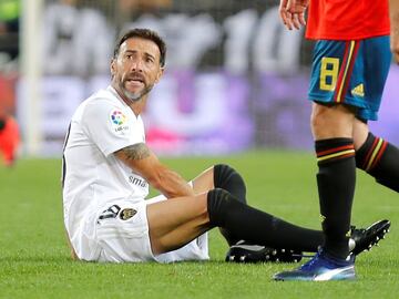 El argentino era uno de los futbolistas que daba personalidad al Valencia de Cúper. Fue titular en París, como en otros 16 partidos de aquella Champions, aunque jugó mermado por unas molestias. De hecho fue duda hasta última hora. En temporadas siguientes fue perdiendo protagonismo con la aparición de Vicente y finalmente se marchó al Inter para reencontrarse con Cúper. Actualmente es director técnico del equipo reserva de Rosario Central.