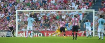 Aduriz marca el 1-0 de penalti. 