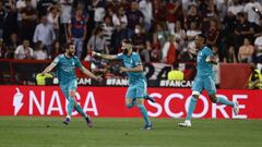 Benzema celebra con Nacho y Militao el gol del franc&eacute;s que le dio la victoria al Real Madrid en el Pizju&aacute;n.