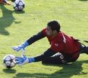Asenjo se retira con una sobrecarga y será duda para el partido de Osasuna
