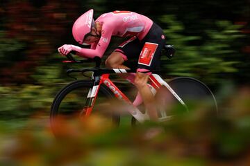 El piloto australiano del Team Sunweb, Jai Hindley, durante la contrarreloj individual de la última etapa del Giro de Italia 2020, una ruta de 15,7 kilómetros entre Cernusco sul Naviglio y Milán.