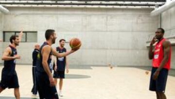 <b>CELEBRACIÓN. </b>Serge Ibaka fue objeto de las bromas de sus compañeros durante el último entrenamiento antes de la final de esta noche. El nacionalizado cumple hoy 22 años.