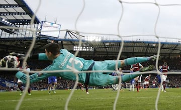 Football Soccer - Chelsea v West Ham United - Barclays Premier League - Stamford Bridge - 19/3/16 .