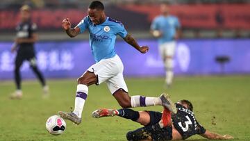 Raheem Sterling se marcha de Aaron Cresswell durante el partido del Premier League Asia Trophy entre Manchester City y West Ham en Nanjing.