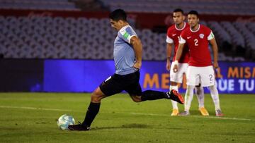 Luis Su&aacute;rez marca de penalti ante Chile.