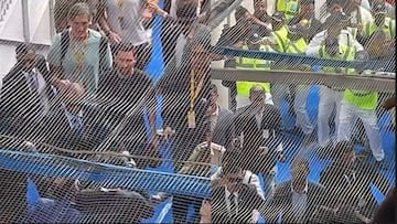Messi es escoltado por la seguridad para salir del estadio en India tras los destrozos