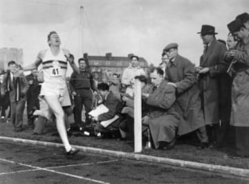 El 6 de mayo de 1954, cruzando la meta. Ese día hizo una milla en 3:59,4.