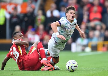 Gravenberch le roba un balón a Kerkez en el partido del Liverpool frente al Bournemouth.