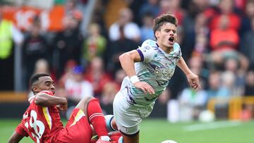 Soccer Football - Premier League - Liverpool v AFC Bournemouth - Anfield, Liverpool, Britain - September 21, 2024 Liverpool's Ryan Gravenberch in action with AFC Bournemouth's Milos Kerkez REUTERS/Peter Powell EDITORIAL USE ONLY. NO USE WITH UNAUTHORIZED AUDIO, VIDEO, DATA, FIXTURE LISTS, CLUB/LEAGUE LOGOS OR 'LIVE' SERVICES. ONLINE IN-MATCH USE LIMITED TO 120 IMAGES, NO VIDEO EMULATION. NO USE IN BETTING, GAMES OR SINGLE CLUB/LEAGUE/PLAYER PUBLICATIONS. PLEASE CONTACT YOUR ACCOUNT REPRESENTATIVE FOR FURTHER DETAILS..