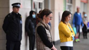 Minuto de silencio en un hospital de Londres.