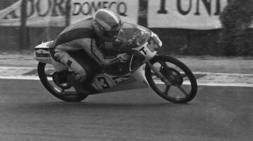 El valenciano ganó dos veces Campeonato del Mundo del 50cc con una Bultaco. La primera, en 1978, tras ganar 5 de las 7 carreras disputadas. En 1981 lo consiguió por segunda vez.
Además también consiguió tres Campeonatos de España en 50cc y cuatro en 125cc.
En los 62 Grandes Premios que disputó en su carrera, consiguió 19 victorias, 36 podios y 23 poles.
