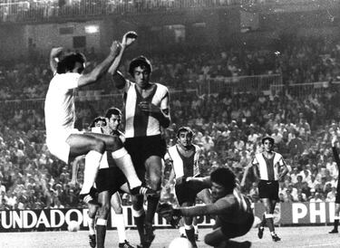 Los herculanos completaron la misma gesta que el Castellón dos temporadas atrás. Los de Alicante quedaron quintos y empatados a puntos con el cuarto, la Real Sociedad, que obtenía billete para jugar Europa. Por ello, el Hércules se quedó a cuatro goles de disputar la UEFA.