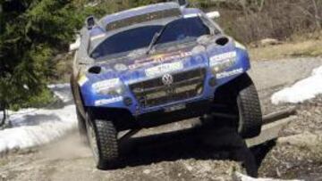 <b>CEDE EL LIDERATO.</b> El piloto español ha abandonado la posición de líder en favor de Stephane Peterhansel.