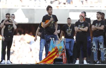 Valencia streets packed as fans celebrate with Copa del Rey winning team