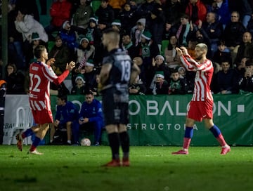 1-3. Yannick carrasco celebra el tercer gol.