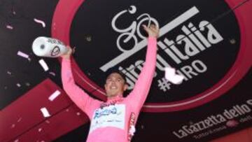 Simon Gerrans, en el podio con la primera maglia rosa.