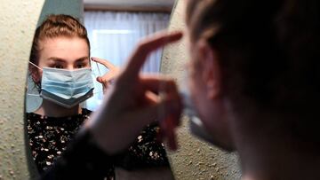 Mujer con mascarilla.