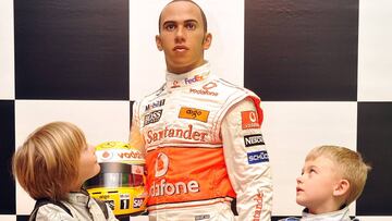 Dos futuras estrellas de la F1 ante la estatua de Hamilton de 2007 en el Madame Tussauds.