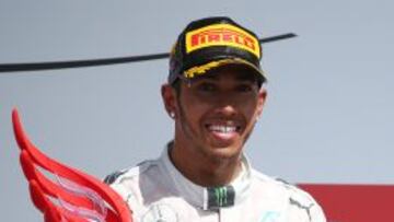 Lewis Hamilton con el trofeo de ganador.