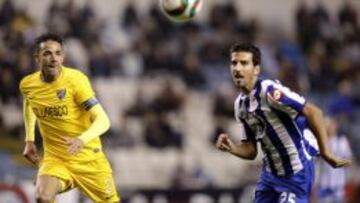 El centrocampista del Deportivo Juan Carlos Real lucha un balón con el defensa brasileño del Málaga Weligton Robson