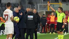 Cremona (Italy), 28/02/2023.- Referee Marco Piccinini shows the red card to Roma'Äôs head coach Jose Mourinho (2L) during the Italian Serie A soccer match US Cremonese vs AS Roma at Giovanni Zini stadium in Cremona, Italy, 28 February 2023. (Italia) EFE/EPA/SIMONE VENEZIA
