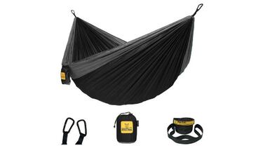 Si te gusta acampar deberías tener esta hamaca impermeable que puedes montar en un minuto