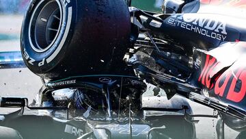 Mercedes' British driver Lewis Hamilton (L) and Red Bull's Dutch driver Max Verstappen collide during the Italian Formula One Grand Prix at the Autodromo Nazionale circuit in Monza, on September 12, 2021. (Photo by ANDREJ ISAKOVIC / AFP)