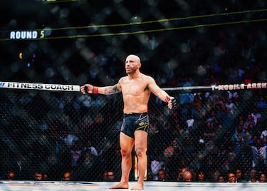 Peso: Pluma | Récord: 23-3-0