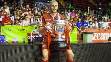 Miguelín, con la Copa del Rey.