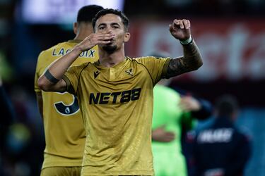 Traspaso del Villarreal CF al Crystal Palace FC por 30 millones de euros. 