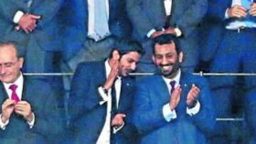 <b>COMPROMISO. </b>Al-Thani, sonriente junto a Shatat, tiene muchos frentes abiertos.