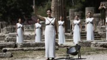 La actriz griega Katerina Lechou, durante el ensayo del encendido de la llama de los Juegos Olímpicos de Río de Janeiro 2016.