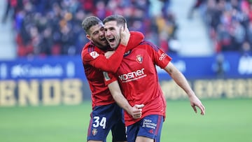 Areso celebra su gol con Iker Muñoz.