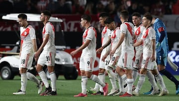 Players of River Plate leave the field during half-time of the Argentine Professional Football League match against Estudiantes de La Plata at the Uno - Jorge Luis Hirschi stadium in La Plata, on October 31, 2021. (Photo by Alejandro PAGNI / AFP)