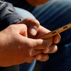 El joven chileno que usó su teléfono celular mientras lo cargaba y murió electrocutado