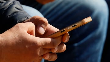 Santiago 25 de septiembre 2024.
Fotografias referenciales de telefonos celulares en el centro de la comuna de Santiago
Dragomir Yankovic/Aton Chile