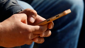 Santiago 25 de septiembre 2024.
Fotografias referenciales de telefonos celulares en el centro de la comuna de Santiago
Dragomir Yankovic/Aton Chile