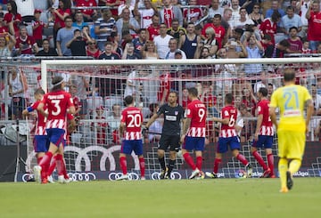 Juanfran felicitando a Oblak tras detener el penalti lanzado por el delantero del Nápoles, Milik.
