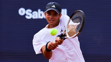Rafael Jódar golpea de revés durante su partido frente a Arthur Fils en las semifinales del Trofeo Conde de Godó en Barcelona.