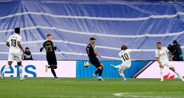 4-0. Luka Modric, tras hacerse un hueco dentro del área, marca el cuarto gol de un potente disparo con la derecha.