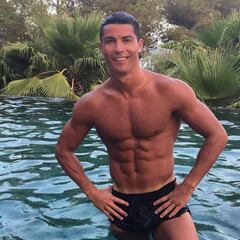 Cristiano Ronaldo luce sus abdominales... sin retocar