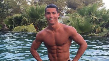 Cristiano Ronaldo parece haber respondido a la pol&eacute;mica de sus abdominales suscitada despu&eacute;s de que TV3 y su programa Esport Club los retocar&aacute;n mostr&aacute;ndolos menos definidos.
 @cristiano